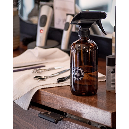 Photo d'un poste de travail au Barber Shop : chez Clem. Photo de la page Histoire.