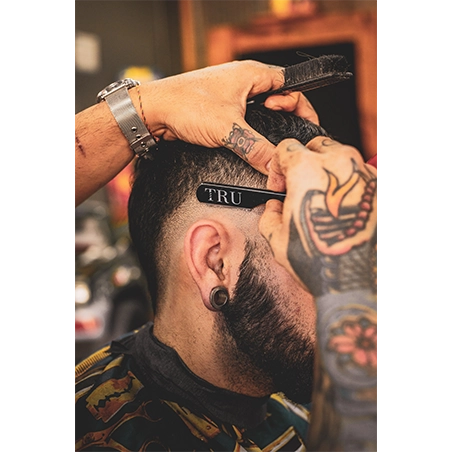 Photo du salon dans la rubrique Histoire. Coupe chez Barbershop : Chez Clem.